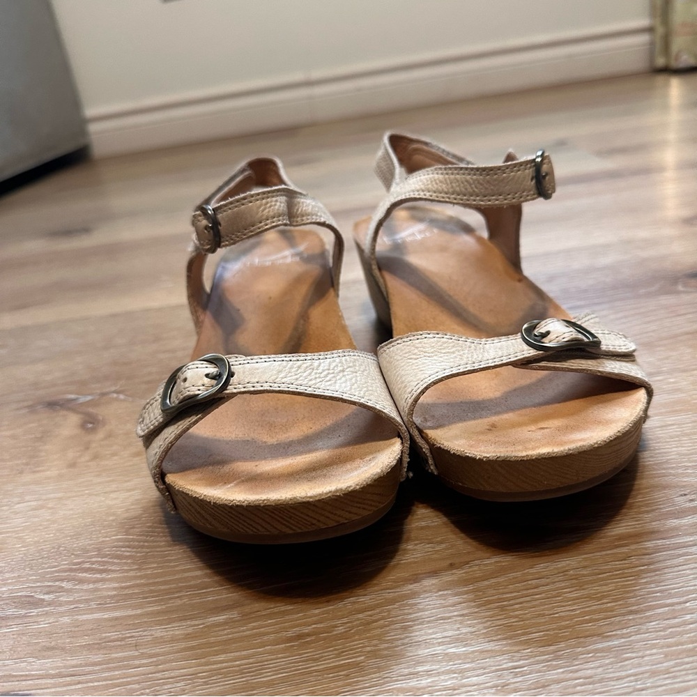 Dansko Sandal Womens 39 Beige Tricia Milled Leather Ankle Strap Open Toe Wedge - Picture 3 of 10